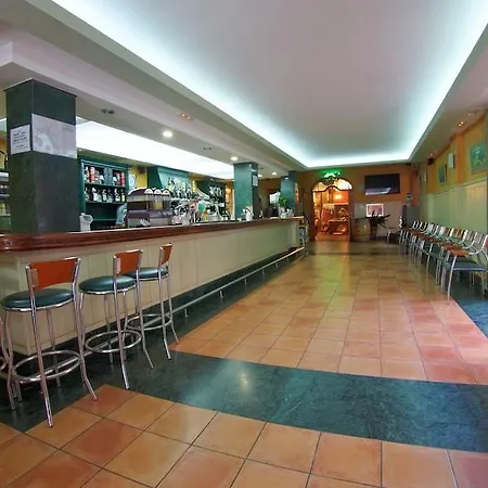 Hotel Plaza Manjon 2*